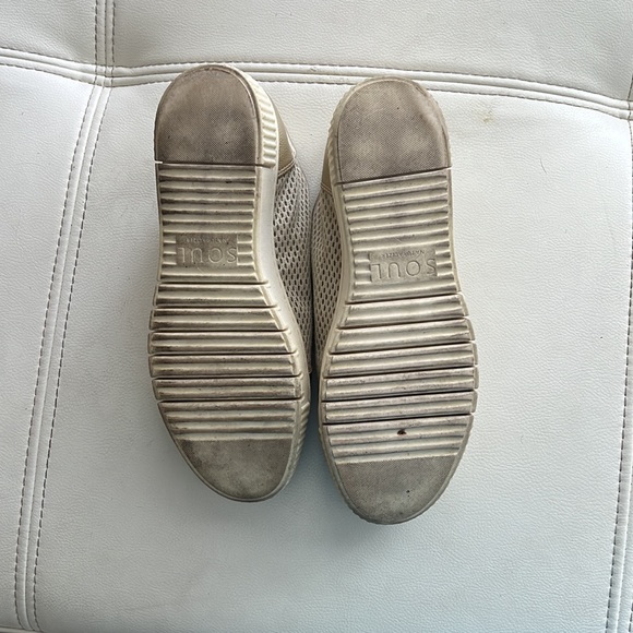 Confortable golden sneakers from SOUL Naturalizer size 9 - Picture 2 of 2